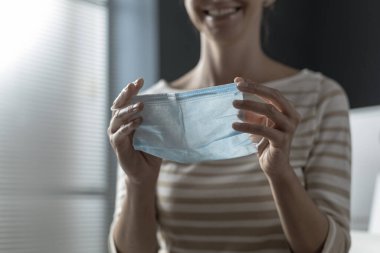 Korumalı cerrahi maske takan bir kadın, Coronavirus covid-19 önleme