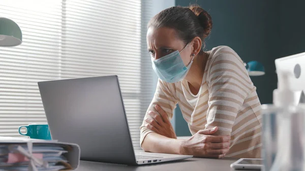 Confused Stressed Woman Working Office Coronavirus Pandemic She Wearing Face — Stock Photo, Image