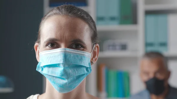 Confident Businesswoman Wearing Face Mask Office Looking Camera Coronavirus Prevention — Stock Photo, Image