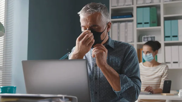 Impiegato Che Indossa Una Maschera Protettiva Riutilizzabile Coronavirus Covid Prevenzione — Foto Stock