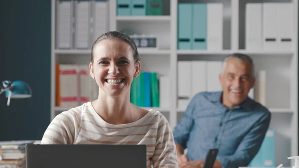 Gente Negocios Posando Oficina Están Sentados Escritorio Sonriendo Cámara —  Fotos de Stock