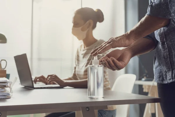 Empresarios Trabajando Juntos Oficina Medidas Seguridad Lugar Trabajo Hombre Está — Foto de Stock