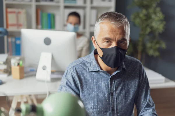 オフィスでのコロナウイルスの予防と社会的距離 ビジネスの人々の安全距離を維持し 顔のマスクを着て コロナウイルスの予防の概念 — ストック写真