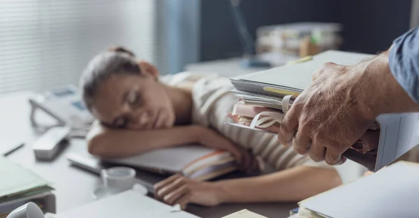 Κουρασμένη Τεμπέλα Που Κοιμάται Στο Γραφείο Αφεντικό Της Φέρνει Ένα — Φωτογραφία Αρχείου