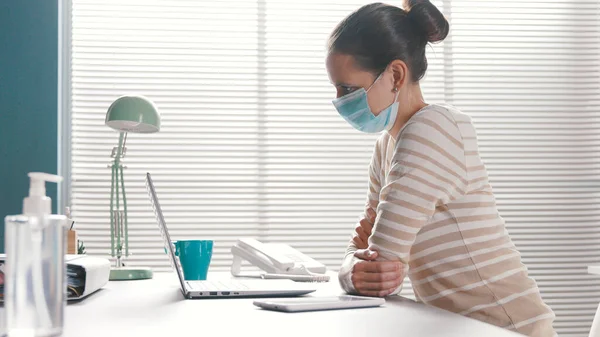 オフィスで働くビジネス女性と保護外科マスクを身に着けています コロナウイルスCovid 19予防コンセプト — ストック写真