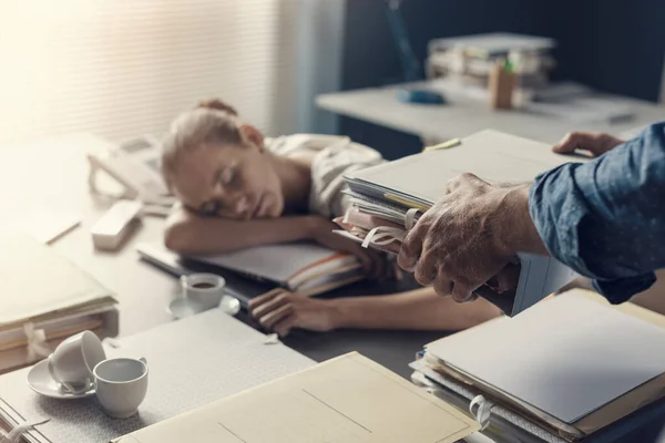Trött Lat Kvinna Sover Kontoret Skrivbord Hennes Chef Att Föra — Stockfoto