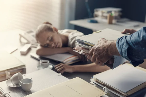 Mujer Perezosa Cansada Durmiendo Escritorio Oficina Jefe Está Llevando Montón — Foto de Stock