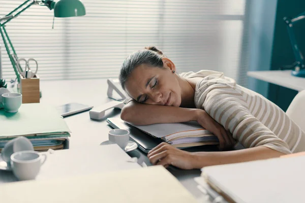 Mujer Negocios Agotada Durmiendo Escritorio Ella Está Cansada Apoyada Montón —  Fotos de Stock