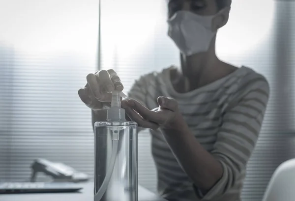 Ofis Masasında Oturan Kadın Ellerine Dezenfektan Sürüyor Coronavirus Covid Önleme — Stok fotoğraf