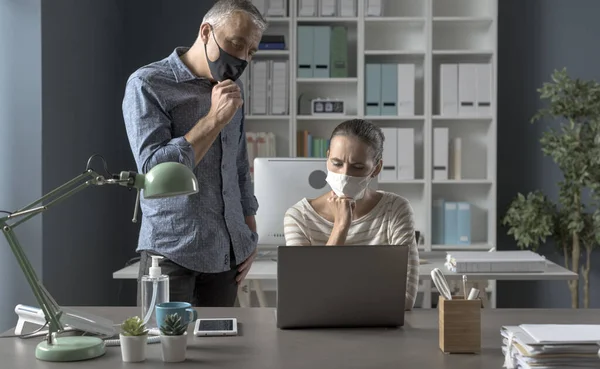 オフィスで一緒に働いているプロのビジネスの人々 彼らは保護面マスクを着ている コロナウイルスCovid 19予防コンセプト — ストック写真