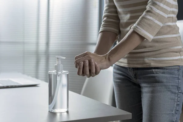 Mujer Aplicando Desinfectante Sus Manos Coronavirus Covid Concepto Prevención —  Fotos de Stock