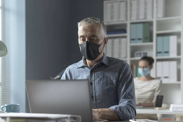 オフィスでのコロナウイルスの予防と社会的距離 ビジネスの人々の安全距離を維持し 顔のマスクを着て コロナウイルスの予防の概念 — ストック写真