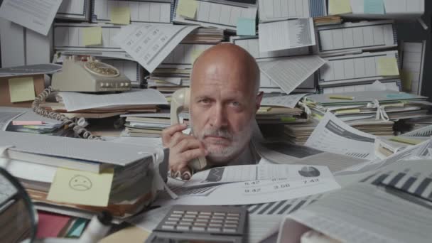 Smutny sfrustrowany dyrektor wykonawczy biznesu przytłoczony pracą — Wideo stockowe