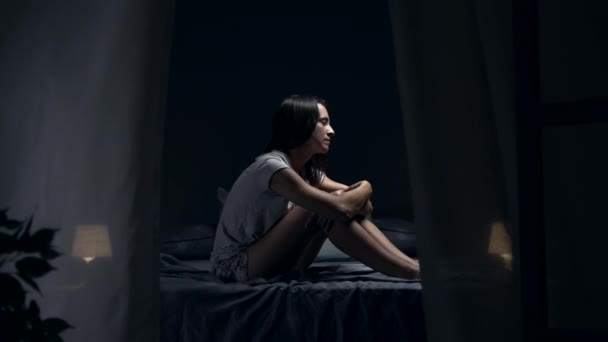 Álmatlanságban szenvedő szomorú nő — Stock videók