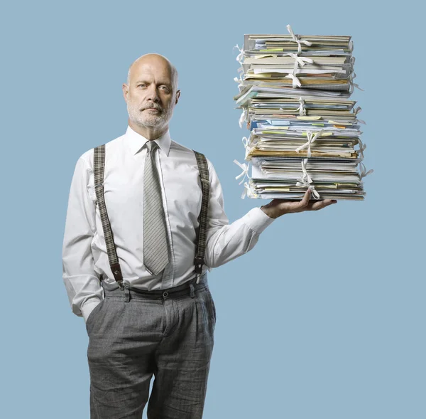 一方で手軽に書類の山を保持する自信のあるビジネスマン 簡単にビジネス管理者の概念 — ストック写真