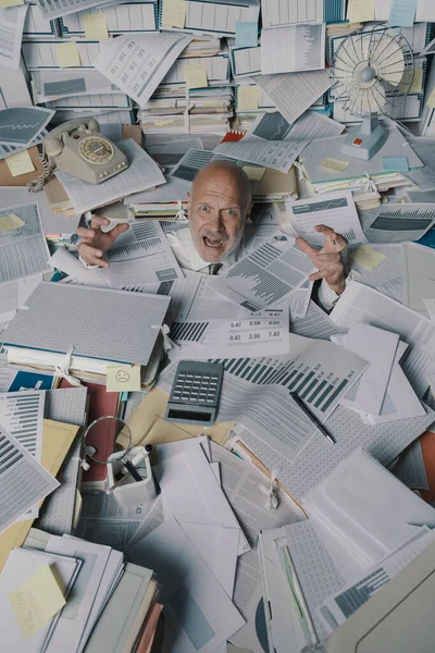 Schreiender Geschäftsmann Der Büro Unter Einer Menge Papierkram Ertrinkt Wird — Stockfoto