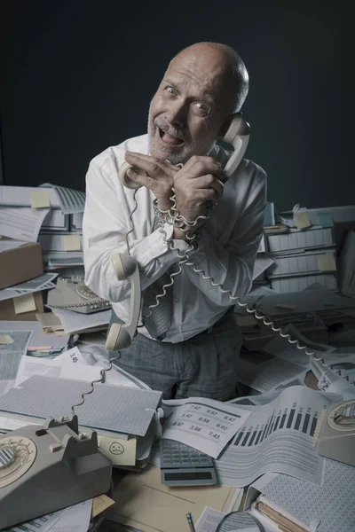 Gestresster Geschäftsmann Der Einem Chaotischen Büro Arbeitet Hält Viele Telefonhörer — Stockfoto