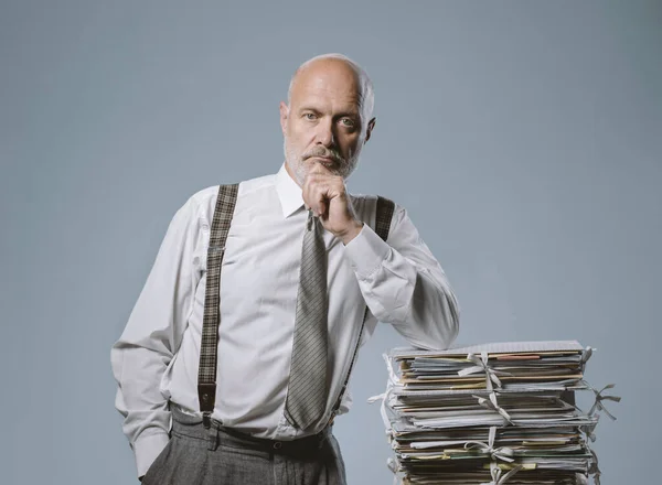 Selbstbewusster Geschäftsmann Posiert Mit Einem Stapel Papierkram Führung Und Geschäftskonzept — Stockfoto