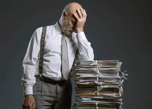 Homme Affaires Inquiet Pensif Appuyant Sur Une Pile Paperasserie Bureaucratie — Photo