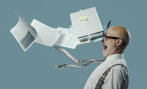 Летающие документы бьют по голове бизнесмена, непредвиденные платежи и кризисная концепция