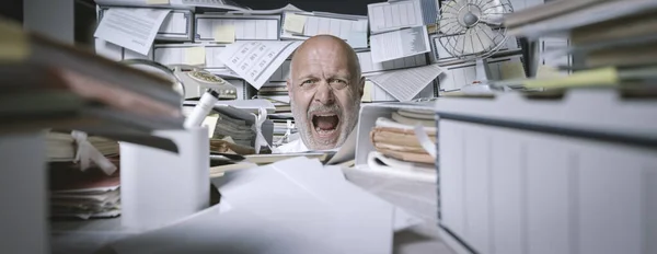 Schreiender Geschäftsmann Der Büro Unter Einer Menge Papierkram Ertrinkt Wird — Stockfoto