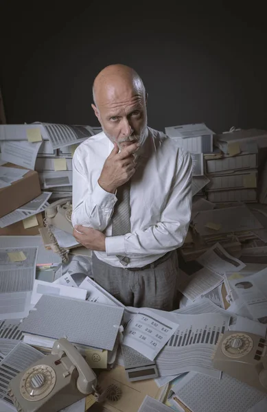 Uomo Affari Stressato Pensieroso Circondato Scartoffie Ufficio Sta Pensando Con — Foto Stock