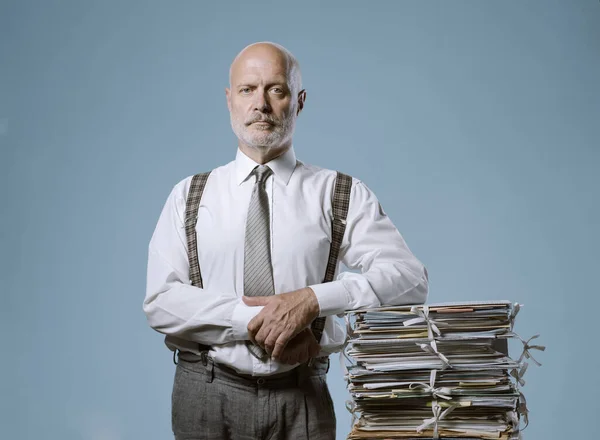 Selbstbewusster Geschäftsmann Posiert Mit Einem Stapel Papierkram Führung Und Geschäftskonzept — Stockfoto