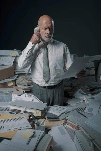 Verward Gestresste Kantoormedewerker Die Telefoontjes Beantwoordt Hij Omringd Door Veel — Stockfoto