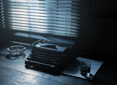 Daktilo ve bir bardak viski, yaratıcılık ve ilham konsepti olan klasik kara film stili yazar masaüstü