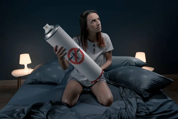 Mujer Enojada Matando Mosquitos Dormitorio Por Noche Usando Spray Repelente —  Fotos de Stock