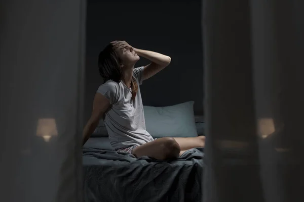 Geceleri Penceresi Açık Yatakta Oturan Yorgun Bir Kadın Sıcaktan Muzdarip — Stok fotoğraf