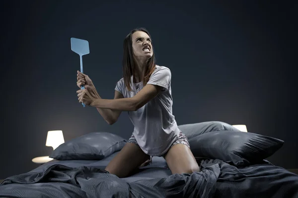 Mujer Enojada Matando Mosquitos Dormitorio Ella Está Sentada Cama Sosteniendo —  Fotos de Stock