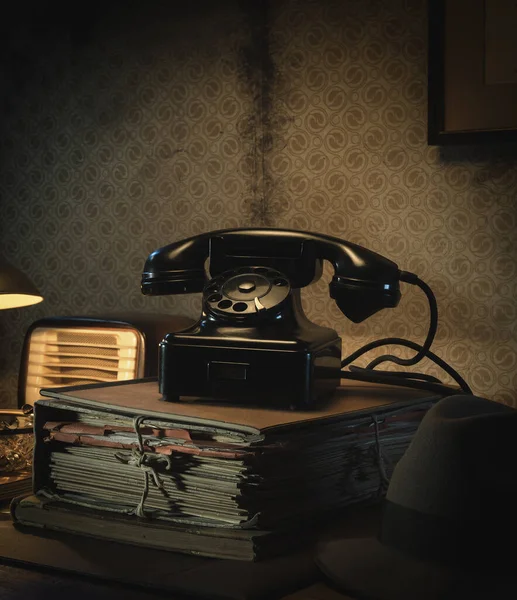 老旧的电话在一堆文书工作 电影黑色风格的写字台上 — 图库照片