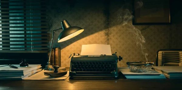 Schreibtisch Mit Vintage Schreibmaschine Filmnoir Stil Der 1950Er Jahre — Stockfoto