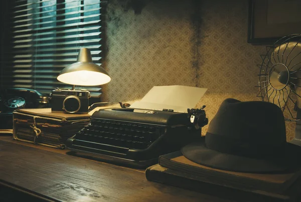Escritorio Oficina Con Máquina Escribir Vintage Sombrero Fedora Estilo Cine —  Fotos de Stock