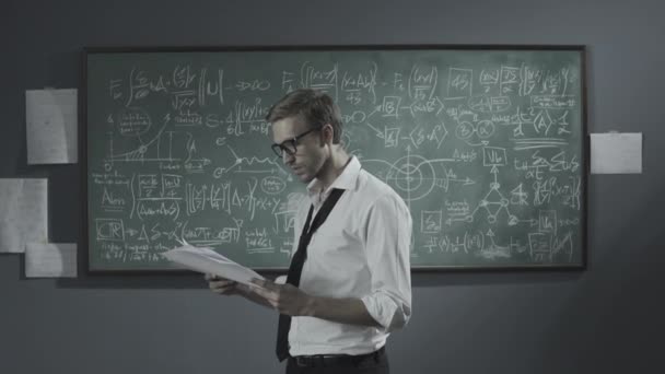 Neşeli matematikçi bir problemi çözüyor ve kutluyor. — Stok video