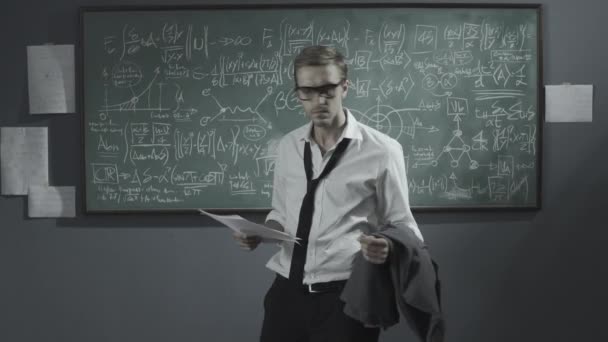 Zmatený zklamaný fyzik přezkoumávající svou práci — Stock video