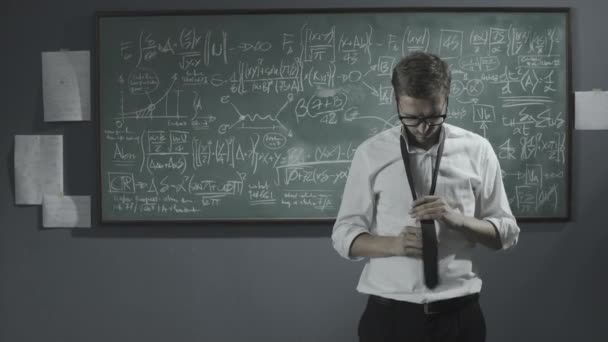 Clumsy mathematician unable to tie his necktie — Stock Video