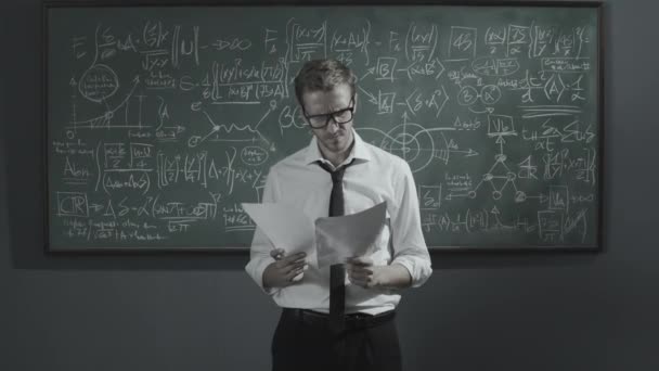 Hayal kırıklığına uğramış matematikçi araştırma kağıtlarını kontrol ediyor. — Stok video