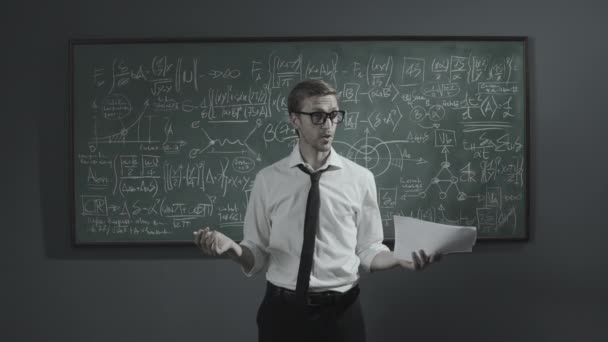 Profesor de matemáticas hablando en el aula — Vídeos de Stock