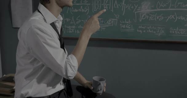 聪明的数学家在黑板上复习数学公式 — 图库视频影像