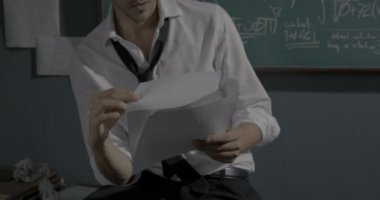 Zeki matematiksel araştırmacı çalışmalarını inceliyor.