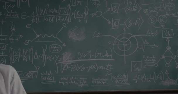 Умный математический исследователь рассматривает свою работу — стоковое видео