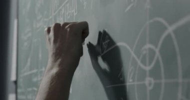 Tahtaya formüller yazan yaratıcı matematikçi.