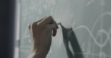 Tahtaya formüller yazan yaratıcı matematikçi.