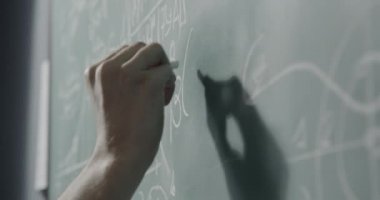 Tahtaya formüller yazan yaratıcı matematikçi.
