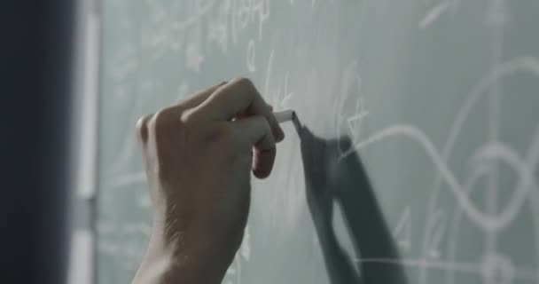 Творчий математик пише формули на дошці — стокове відео