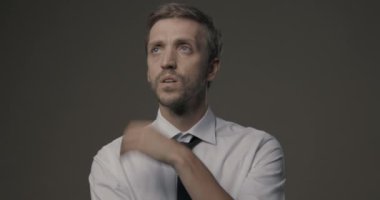 Başı ağrıyan stresli iş adamı