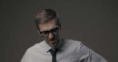 Stresli iş adamı facepalm hareketi yapıyor.