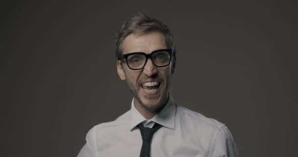 Fröhlich fröhlicher Mann feiert mit erhobenen Fäusten — Stockvideo